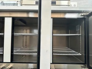 Bàn đông 3 cánh inox TurboGold TG-18UF với 6 giá nan linh hoạt, tổng dung tích 530 lít giúp tối ưu bảo quản thực phẩm trong bếp công nghiệp