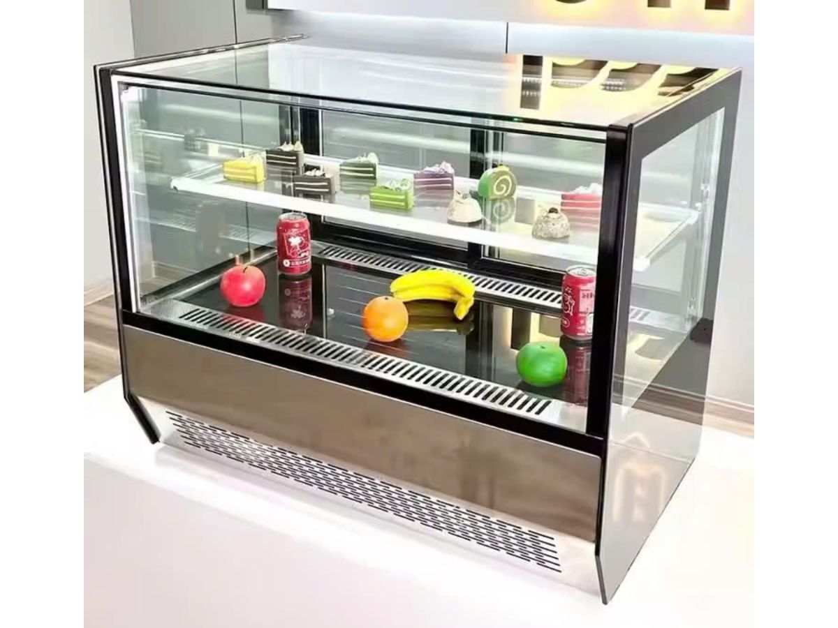 Vì sao các tiệm bánh chuyên nghiệp ngày càng ưu tiên tủ trưng bày bánh kem quạt gió? 2 tủ trưng bày kem Turbogold90cm TG-SC09T